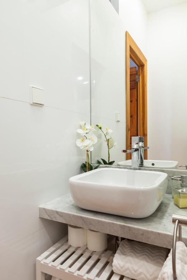 Alfama Terrace Apartment With Authentic XVIII Tiles And Historic Notes 3 Bedrooms & 2 Bathrooms Ac Lissabon Buitenkant foto